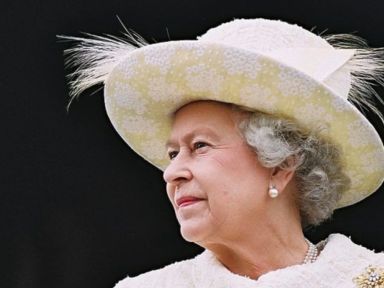 Британскую королеву чуть не застрелил охранник Букингемского дворца