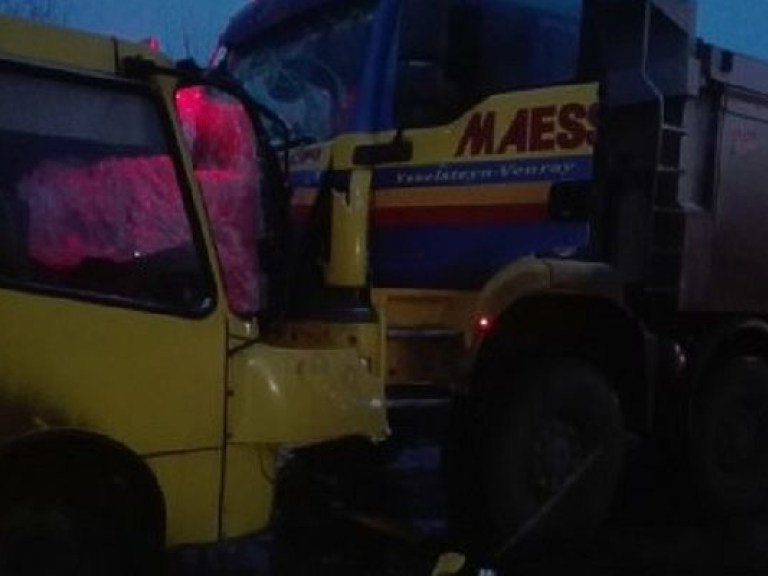 Под Киевом маршрутка столкнулась с самосвалом, пострадали пять человек (ФОТО)