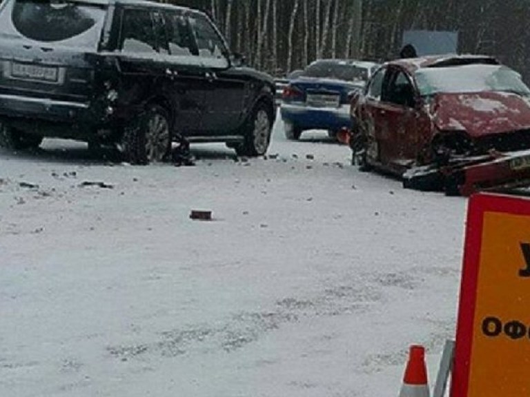 На заснеженной Бориспольской трассе столкнулись пять автомобилей, часть дороги заблокирована (ФОТО)