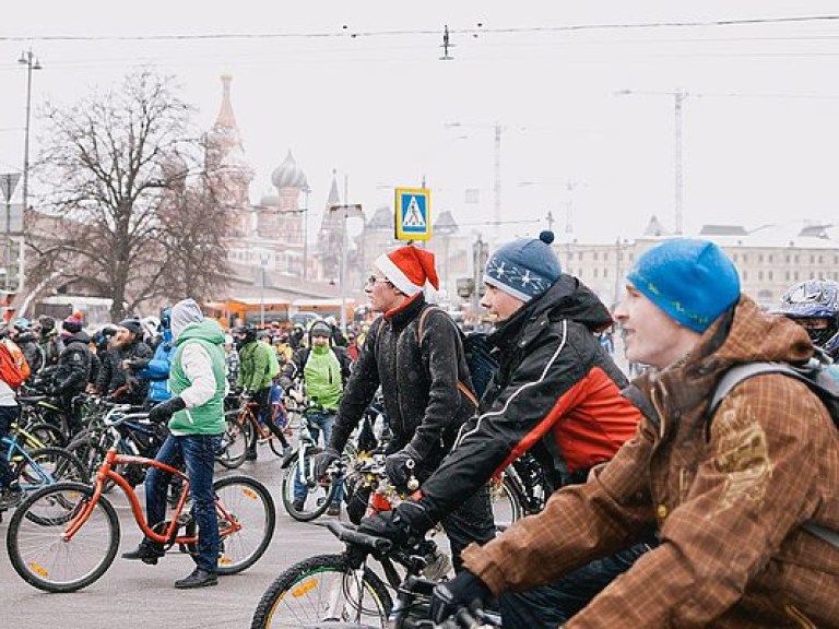 Энтузиасты-велосипедисты провели парад в Москве при -30°С (ВИДЕО)