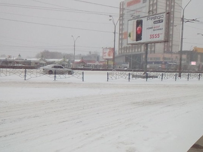 Снегопад в Киеве: жители столицы показали «эффективность» работы коммунальщиков (ФОТО)