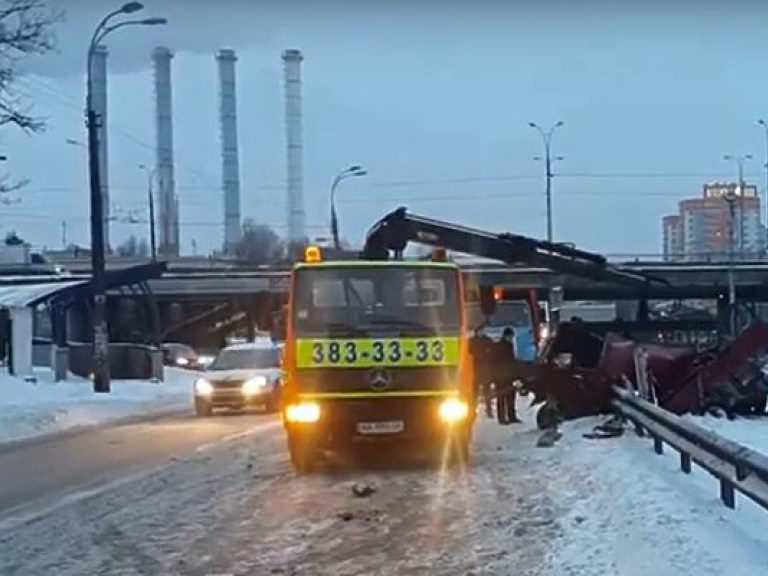 В Киеве автомобиль протаранил отбойник, машину разорвало (ФОТО, ВИДЕО)