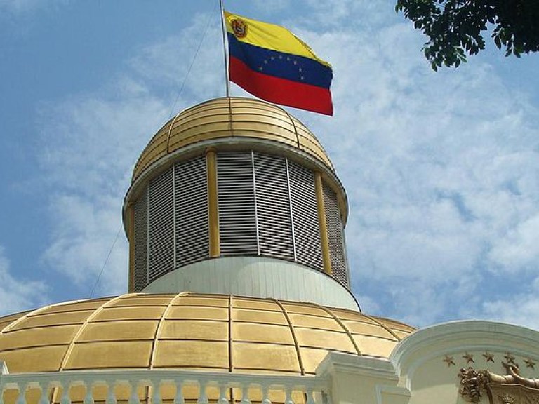 Парламент Венесуэлы одобрил резолюцию об уходе с поста президента Мадуро