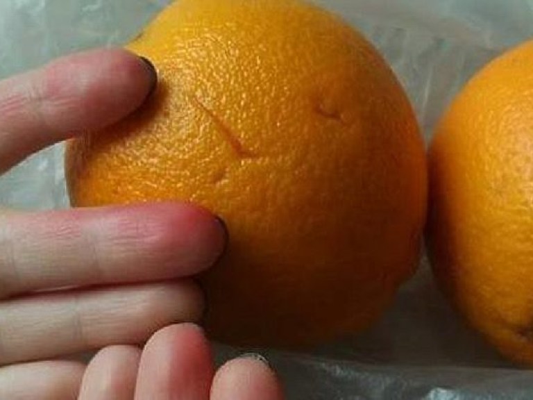 В киевском супермаркете продаются крашеные апельсины (ФОТО)