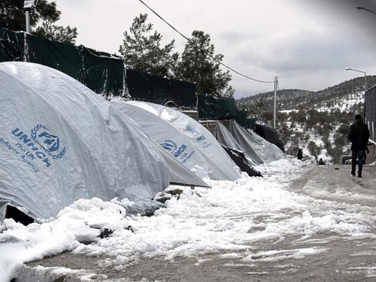 Лагерь беженце на греческом острове Лесбос засыпало снегом (ФОТО)