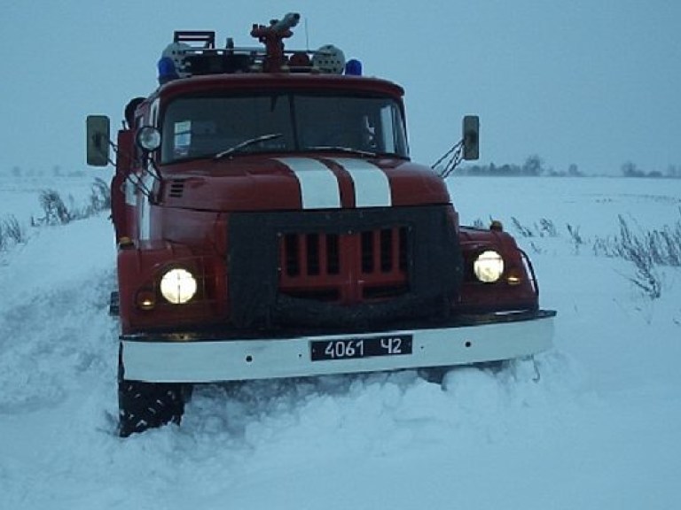 В Харьковской области в «снежный плен» попали три машины скорой помощи