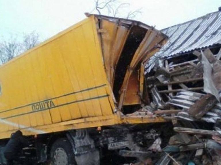 В Житомирской области водитель грузовика въехал в жилой дом (ФОТО)