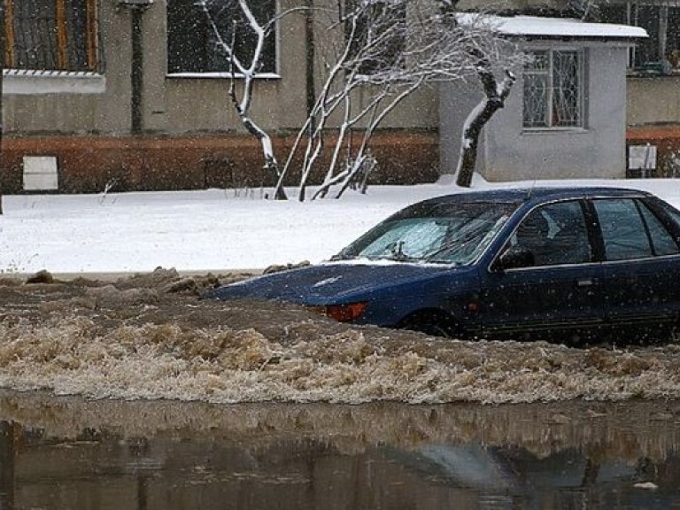 В Одессе из-за прорыва водопровода затопило улицу Варненскую (ФОТО, ВИДЕО)