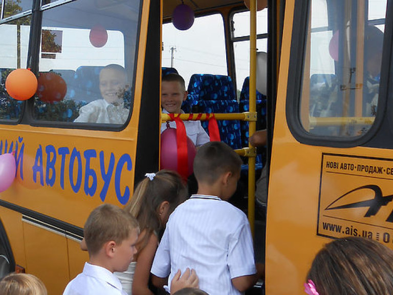 Под Запорожьем из сугробов вытаскивали тросами школьный автобус (ФОТО)