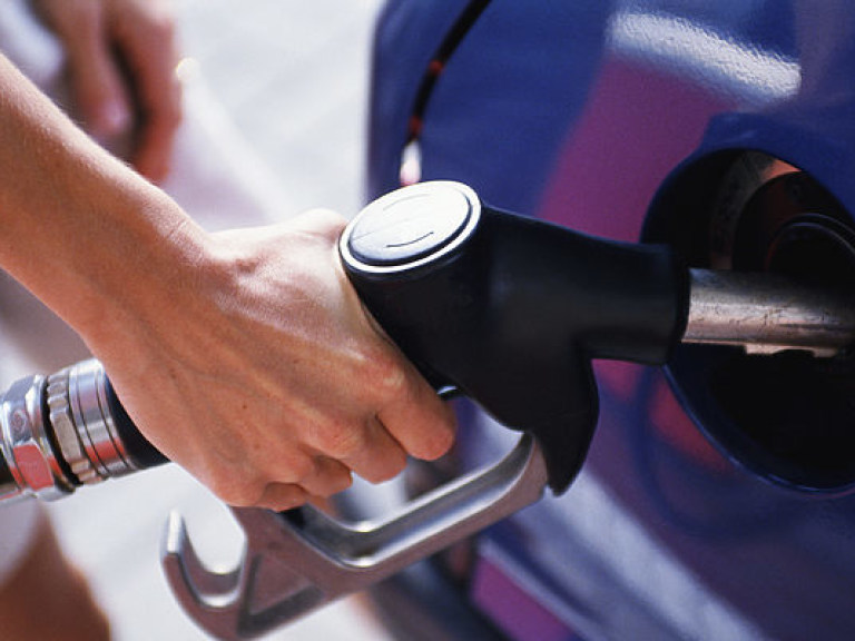 Цены на бензин и дизтопливо “взлетели” по двум основным причинам — эксперт