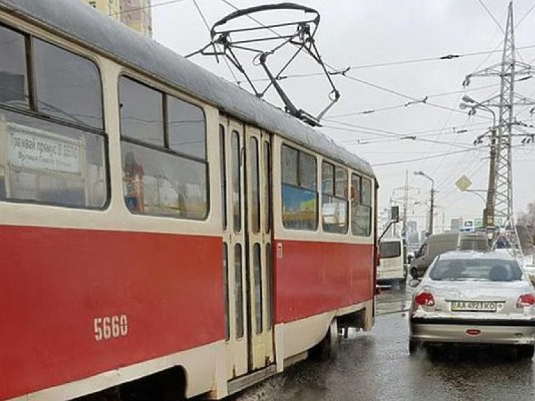 В Киеве сошел с рельсов трамвай, возник затор (ФОТО, ВИДЕО)