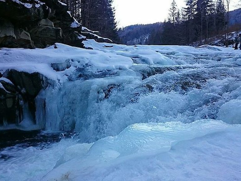 В Яремче замерз крупнейший водопад Украины (ФОТО)