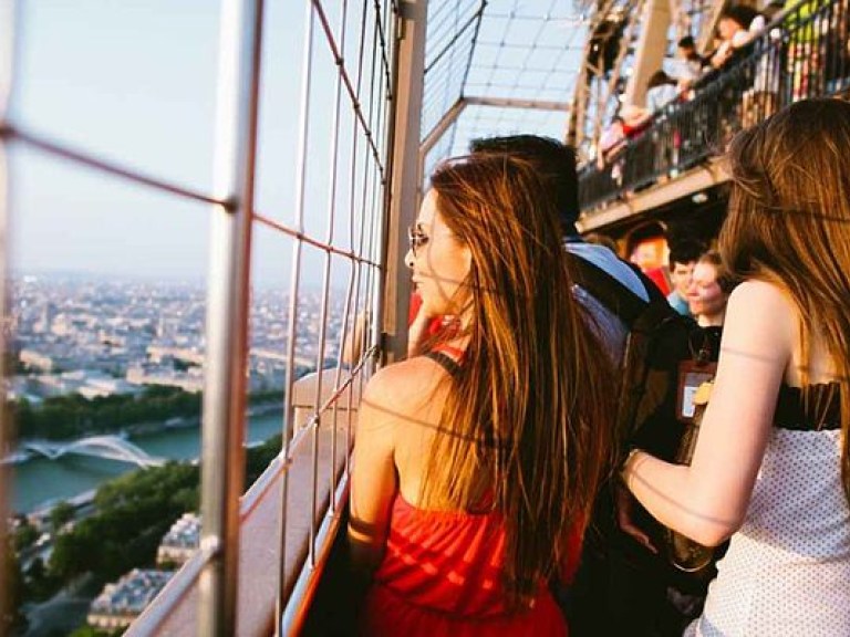 Париж потратит 300 миллионов евро на борьбу с очередями у Эйфелевой башни