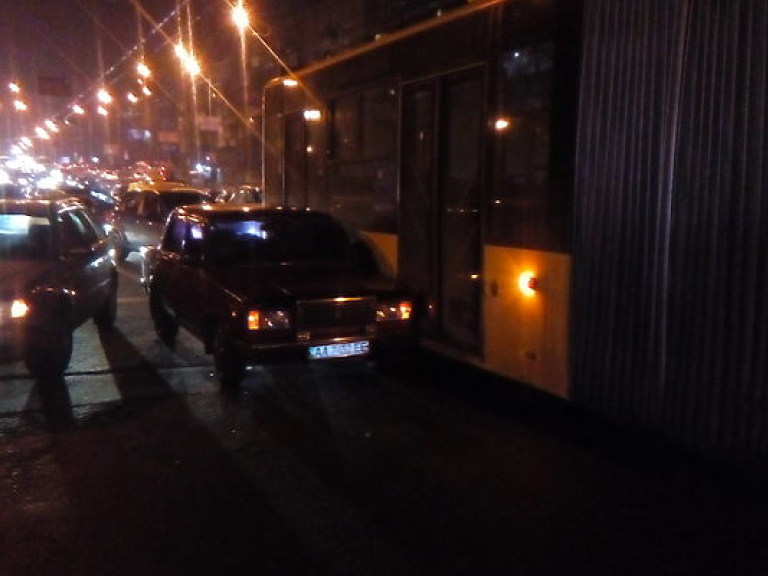 На правом берегу Киева произошло тройное ДТП c участием троллейбуса (ФОТО)