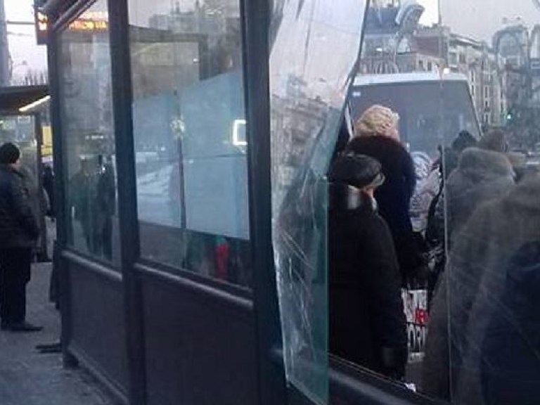 В Киеве вандалы развалили смарт-остановку с бесплатным Wi-Fi (ФОТО)