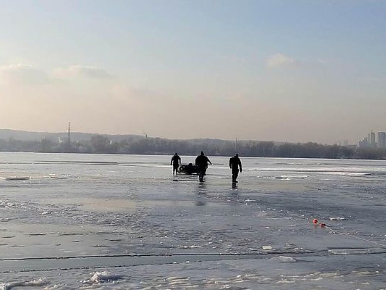 В Киеве водолазы спасли на льду четырех рыбаков, еще пятидесяти помогли выбраться на берег (ФОТО)