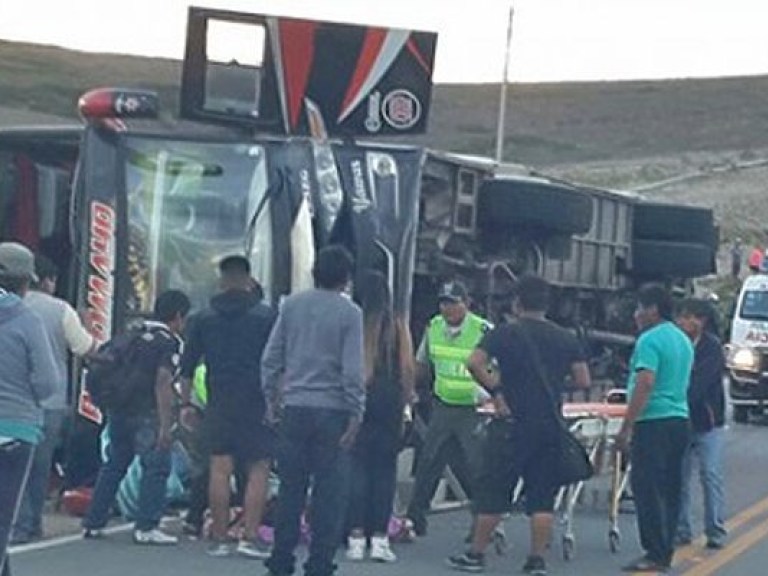 В Боливии перевернулся автобус с пассажирами, погибли 13 человек (ФОТО)