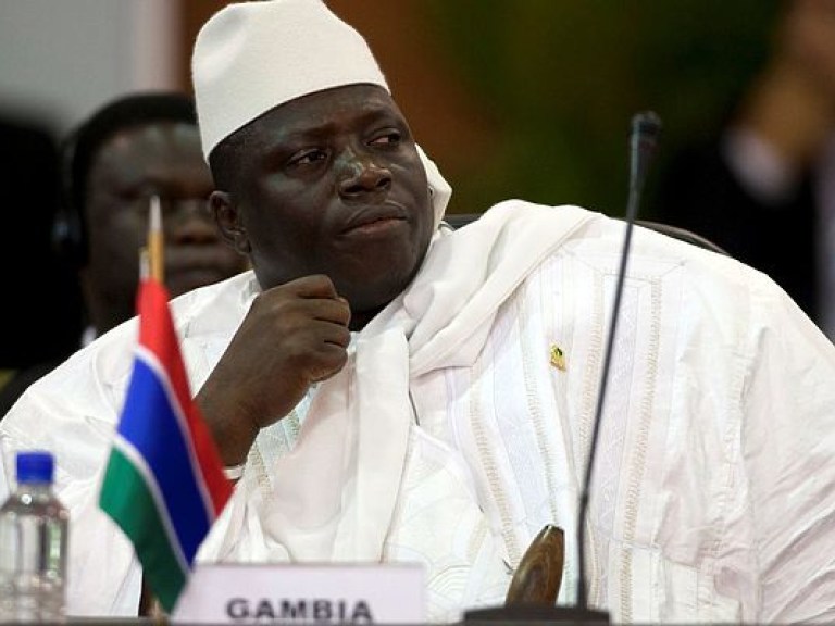 Новый президент Гамбии принес присягу за пределами страны
