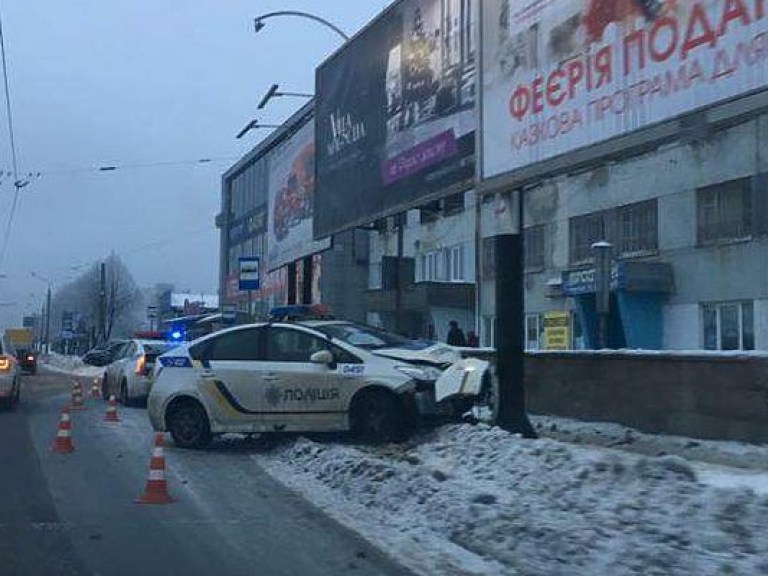 Во Львове авто патрульных врезалось в рекламный щит (ФОТО)