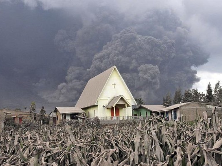 В Индонезии снова проснулся активный вулкан (ВИДЕО)