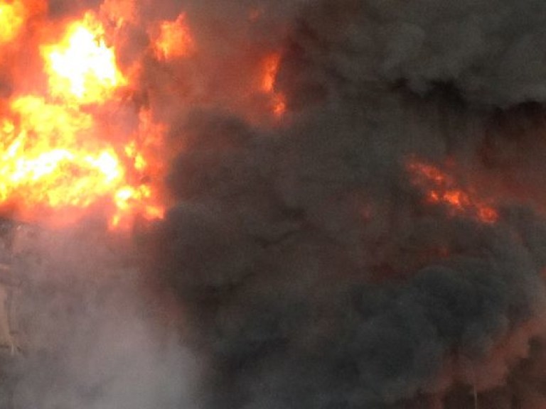 В Киеве на Демеевском рынке произошел масштабный пожар, сгорело восемь киосков (ФОТО)