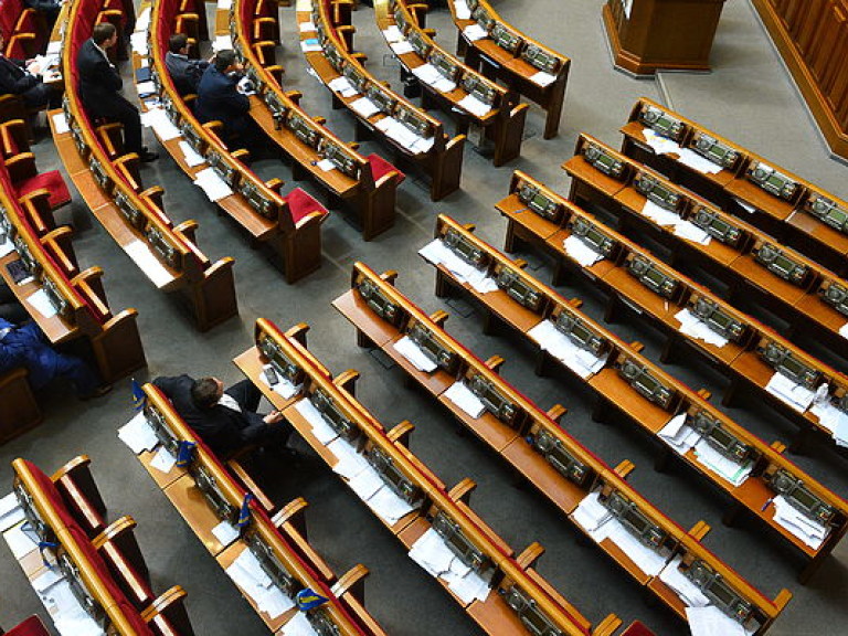 Депутаты прогуливают заседания парламента из-за отсутствия серьезного наказания – нардеп