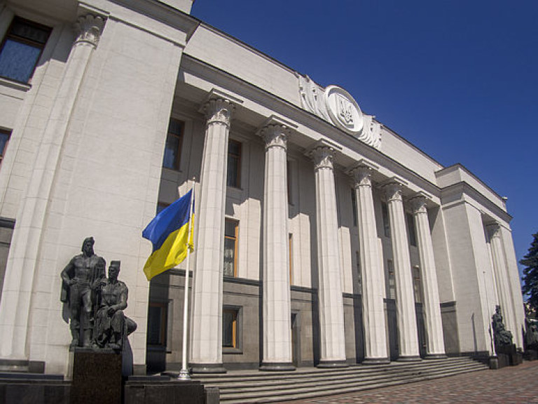 Тридцать три нардепа хотят сделать украинский язык обязательным