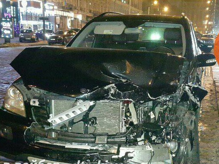 В центре Киева пьяный водитель Mercedes повредил четыре авто (ФОТО)