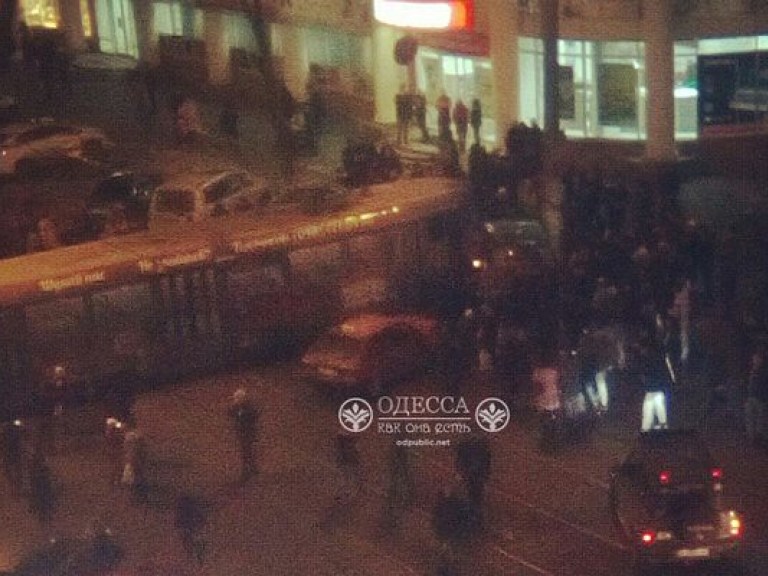 В Одессе трамвай сошел с рельсов и повредил несколько авто (ФОТО)