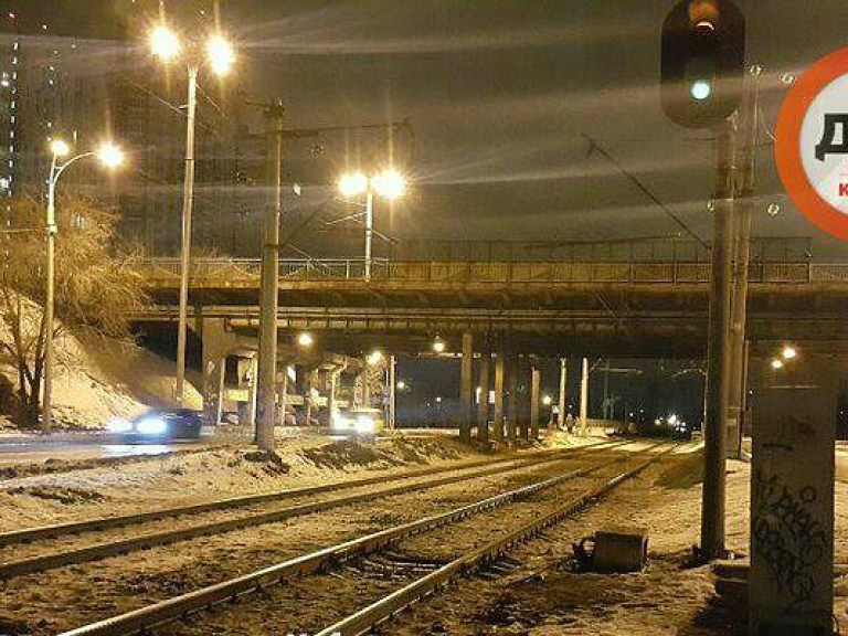 На левом берегу Киева поезд насмерть сбил 23-летнего парня (ФОТО)