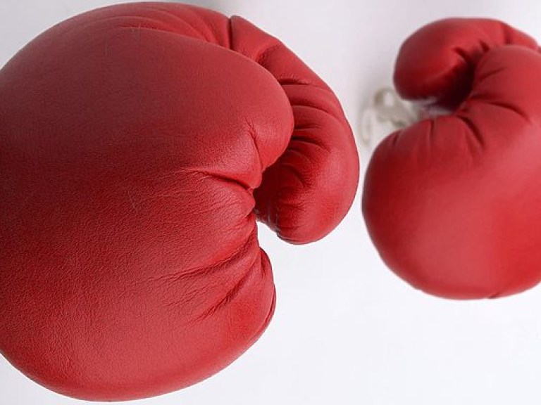 Бокс: французский дебютант Сиссоко в первом раунде нокаутировал венгра Гомана (ВИДЕО)