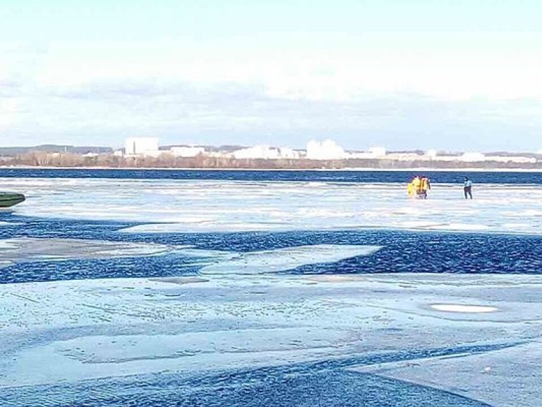 На отколовшейся льдине в Киеве оказались 22 рыбака (ФОТО)