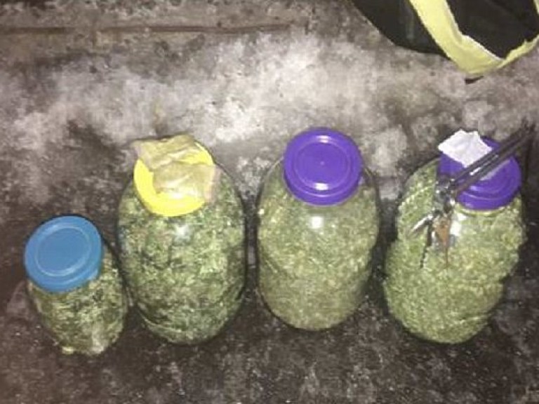 Столичная полиция задержала молодого человека с семью килограммами марихуаны в рюкзаке (ФОТО)