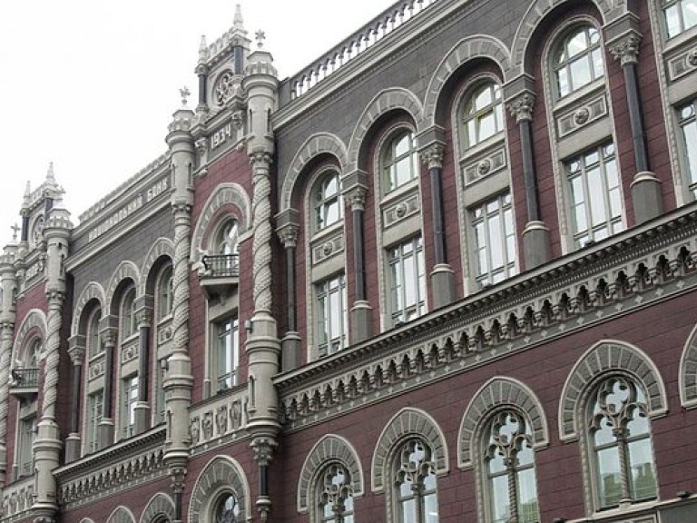НБУ ослабил курс гривны к доллару до 27,21