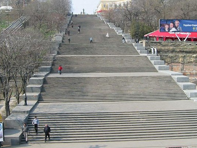 Потемкинская лестница в Одессе превратилась в притон для бомжей (ФОТО)