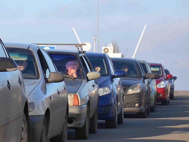 На КПВВ в зоне АТО скопились очереди из 900 автомобилей