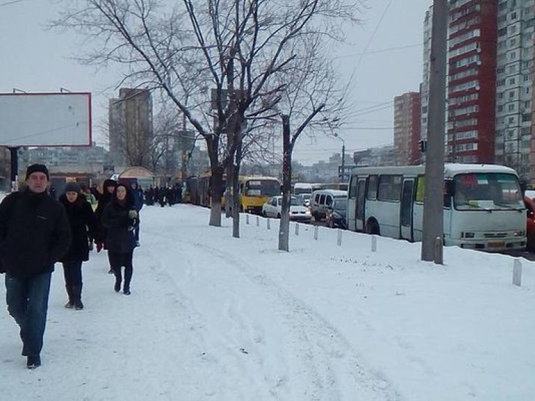 Из-за пробки на проспекте Ватутина жители Троещины вынуждены на работу добираться пешком (ФОТО)