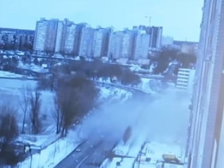 Снег в Киеве на Позняках покрылся черной золой (ФОТО, ВИДЕО)
