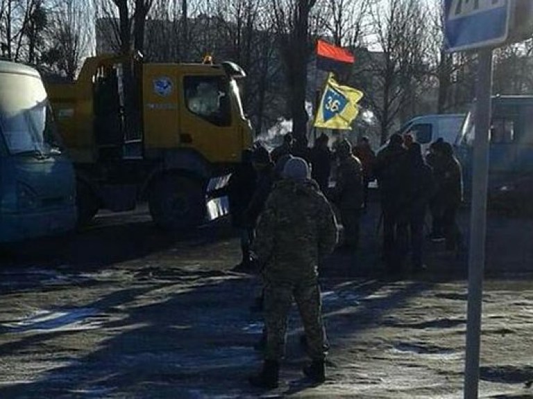 Жители пригорода Киева начали перекрывать дороги, требуя снизить цены на проезд в маршрутках (ФОТО)