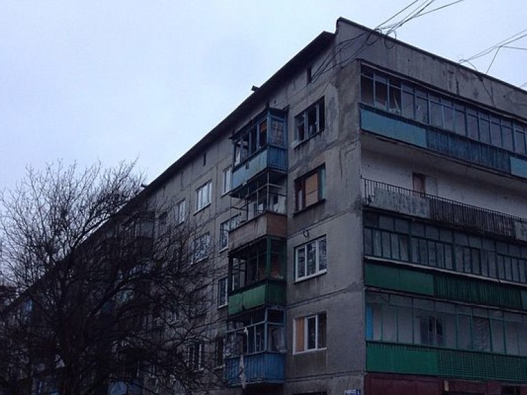 В центре Авдеевки в асфальте застрял неразорвавшийся снаряд (ФОТО)