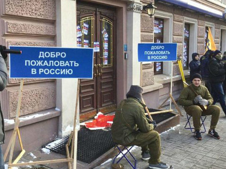 В Киеве члены &#171;Национального корпуса&#187; облили краской и заблокировали офисы 5 банков РФ (ФОТО)