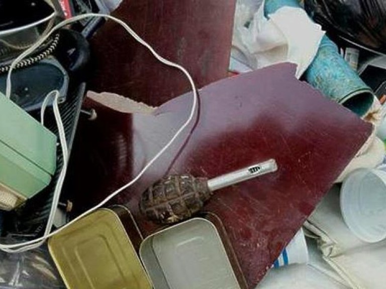 В Запорожье саперы обезвредили гранату в мусорном баке (ФОТО)