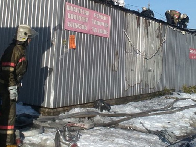 В Киеве сгорели два больших киоска с одеждой (ФОТО)