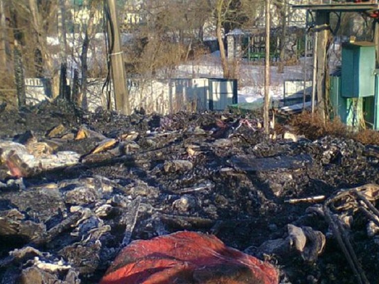 В Киеве на Осокорках из-за обогревателя сгорел двухэтажный дом, хозяина вынесли из огня спасатели (ФОТО)