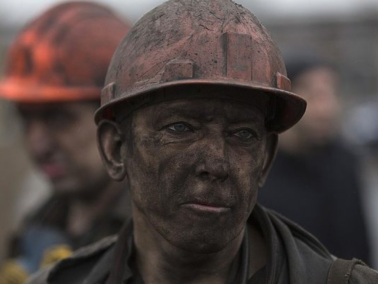 В Донецке в результате обстрелов произошел обвал шахты Засядько, наверх пытаются поднять около 200 человек