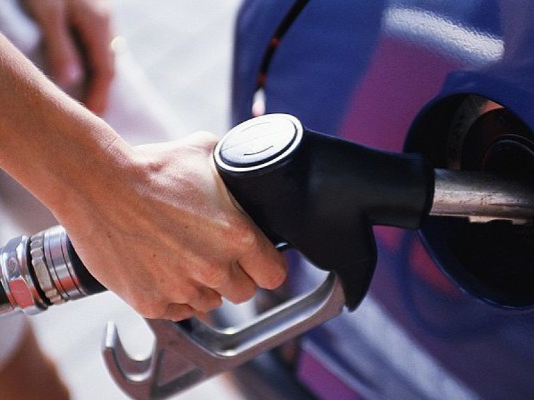 АМКУ не способен контролировать цены на бензин — эксперт