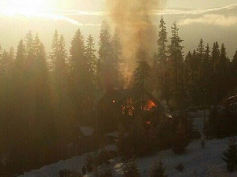 На Закарпатье в долине Драгобрат загорелись деревянные дома &#8212; ГСЧС (ФОТО)
