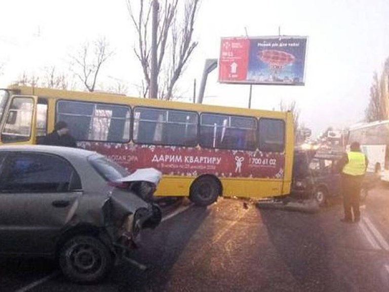 В Одессе легковушка врезалась в маршрутку, пострадал водитель (ФОТО)