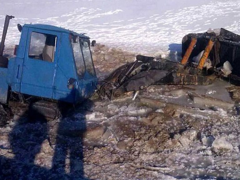 В Днепропетровской области спасатели достали из реки школьный автобус (ФОТО)