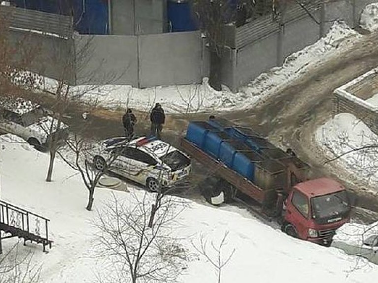 В Харькове мусоровоз без водителя повредил три автомобиля (ФОТО)
